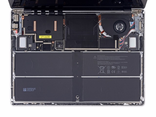 将键盘拆下后，Surface Laptop就像这样，电池占据了一半的空间，主板部分和散热器部分已经清晰可见了。