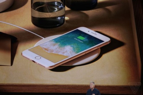 苹果iPhone 8发布 回归双面玻璃699美元起售